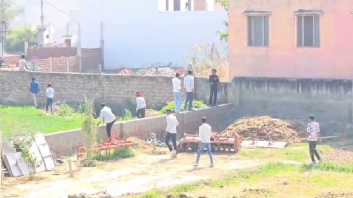 Attempt to cheat in Haryana Board Exam by climbing the wall in Gohana Sonipat