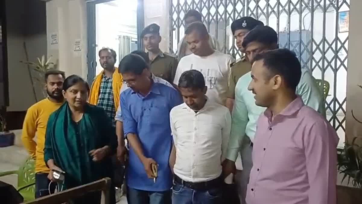 पंचायत सचिव घूस लेते गिरफ्तार