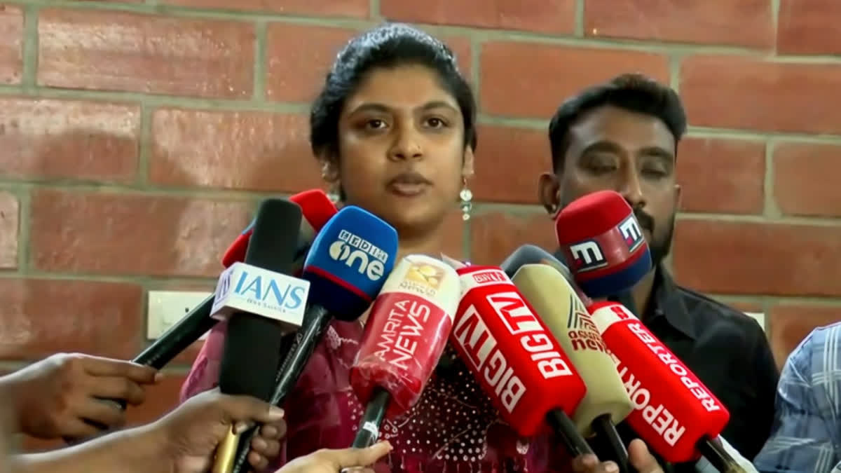 ചിന്താ ജെറോമിനെതിരെ പൊലീസ് കേസ് പ്രകോപനപരമായ മുദ്രാവാക്യം വിളി ഡിവൈഎഫ്ഐ പ്രതിഷേധ പ്രകടനം കൊല്ലം വീണാ ജോർജിന് നേരെയുള്ള ആക്രമണം