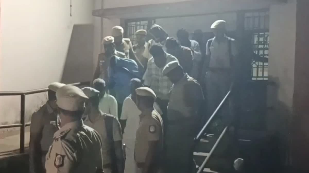 நீதிமன்ற தீர்ப்புக்கு பின்னர் சிறைக்கு அழைத்து செல்லப்படும் குற்றவாளிகள்