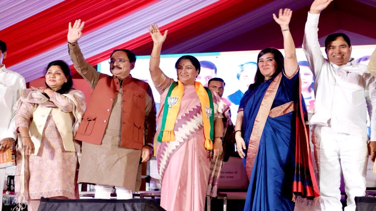 सीएम रेखा गुप्ता के साथ मौजूद रहे सांसद व दिल्ली भाजपा अध्यक्ष