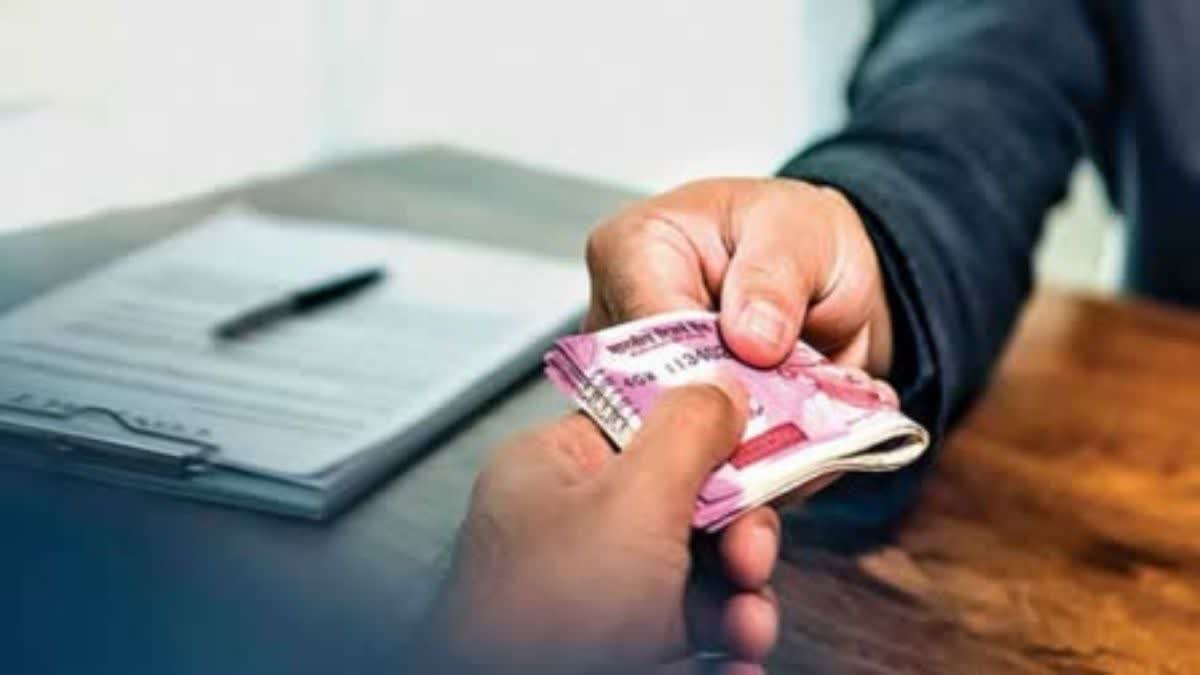 Rewari municipal JE was caught with a bribe of Rs 90 thousand