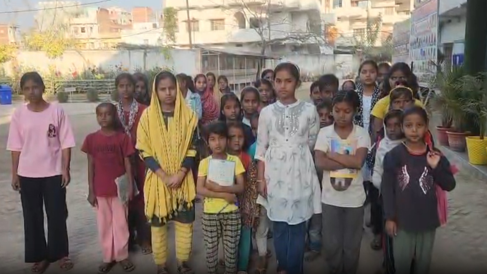 பயிற்றுவிக்கும் மாணவிகளுடன் ஏழைக் குழந்தைகள்