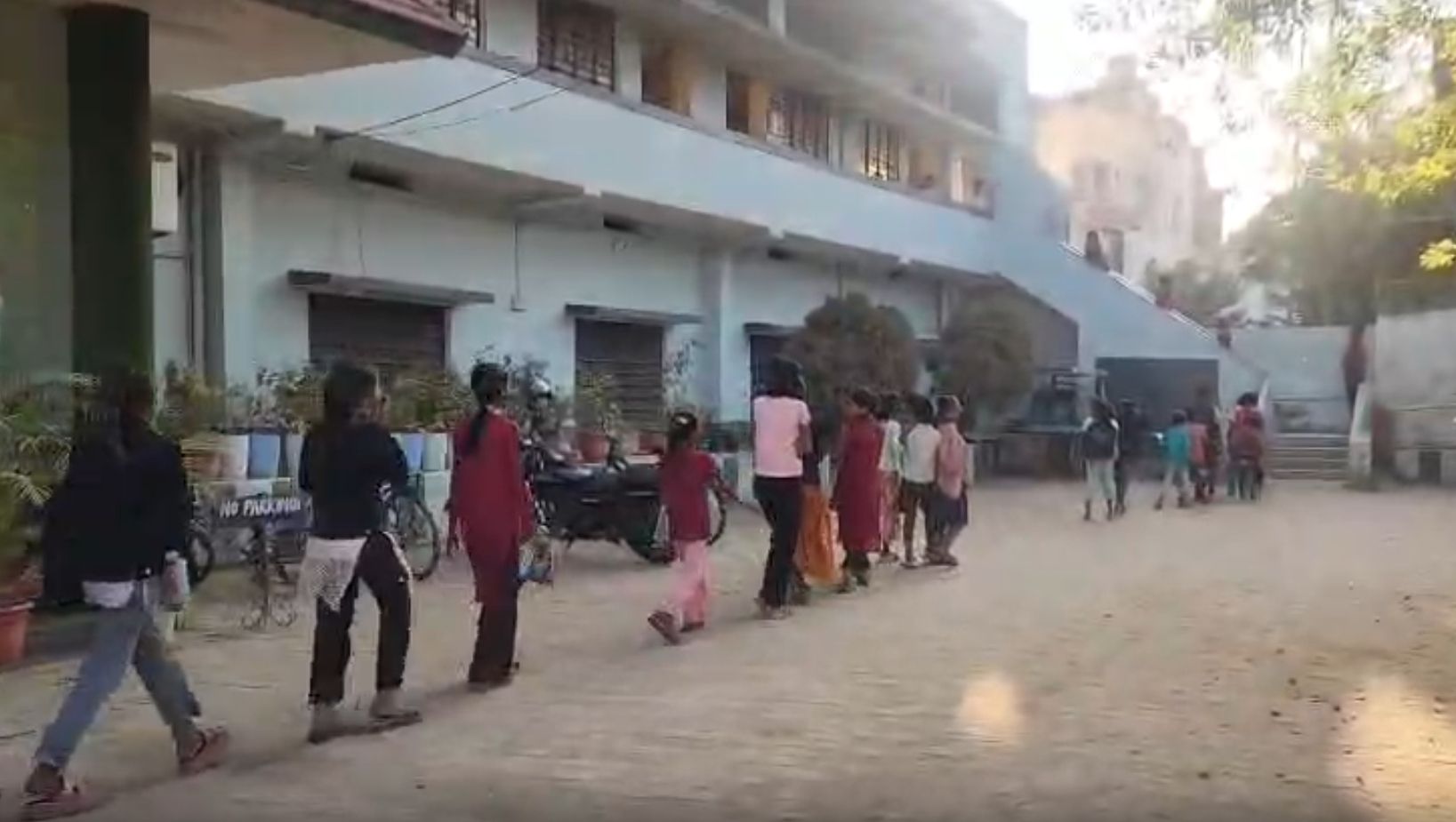 கல்வி கற்க ஆர்வமாக வரும் குழந்தைகள்