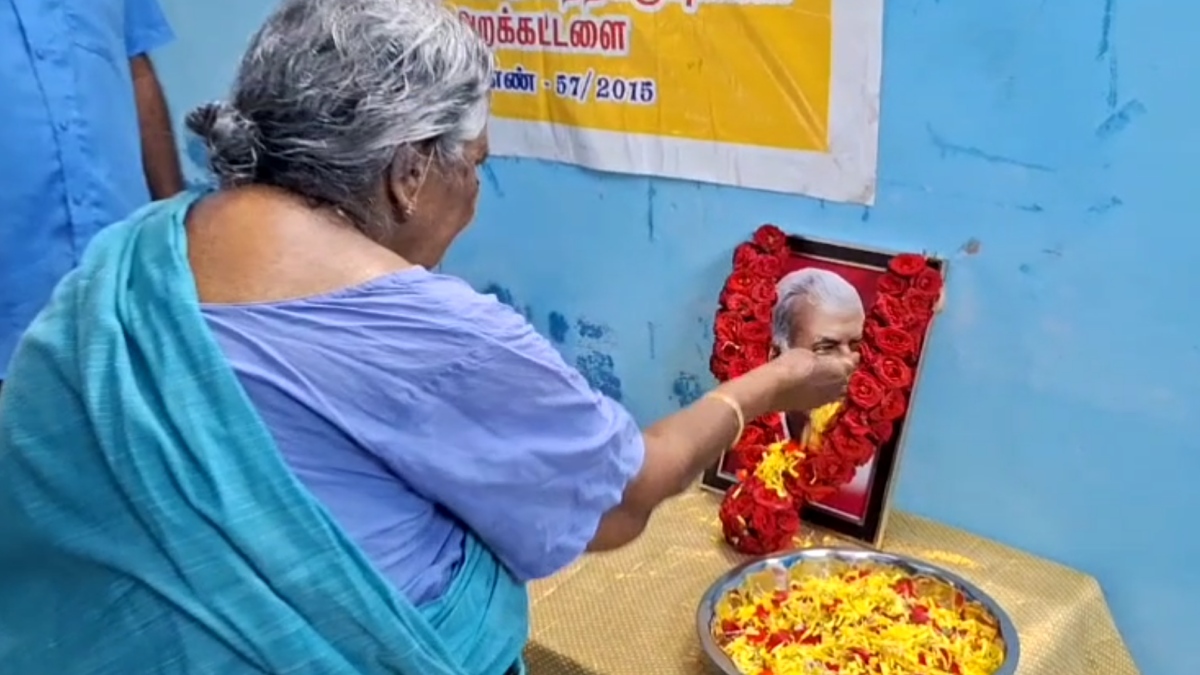 நல்லகண்ணு உருவபடத்திற்கு மரியாதை செலுத்தும் சீதா