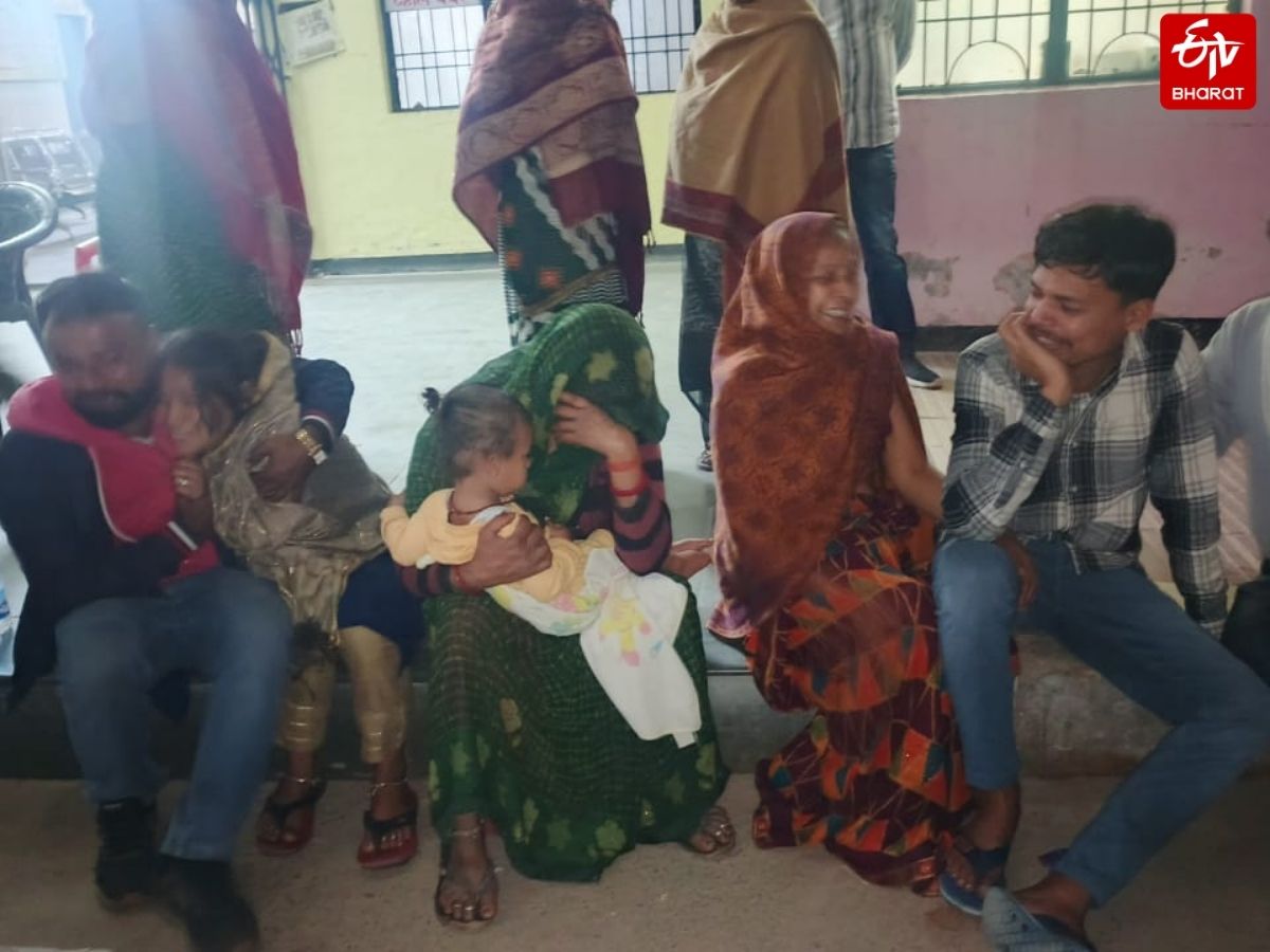 रोते-बिलखते परिजन.