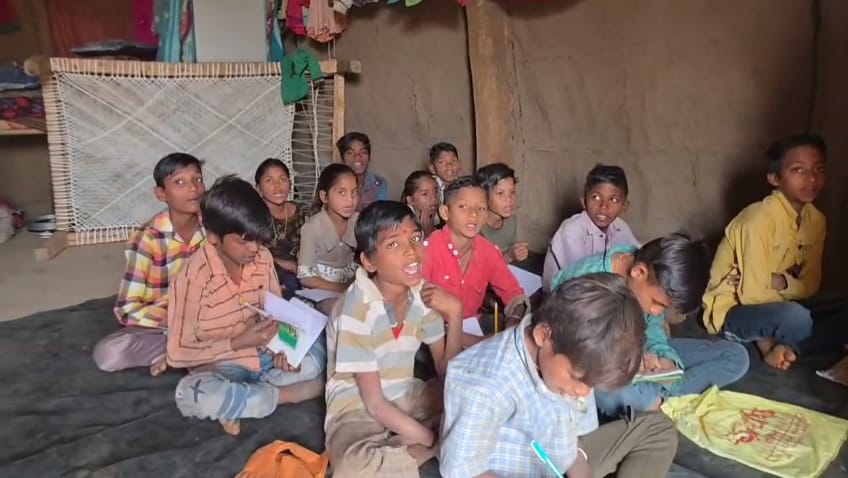 No teacher and school in MP village  Madhya Pradesh Education  MP Student crysis  Student of Village studying in hut