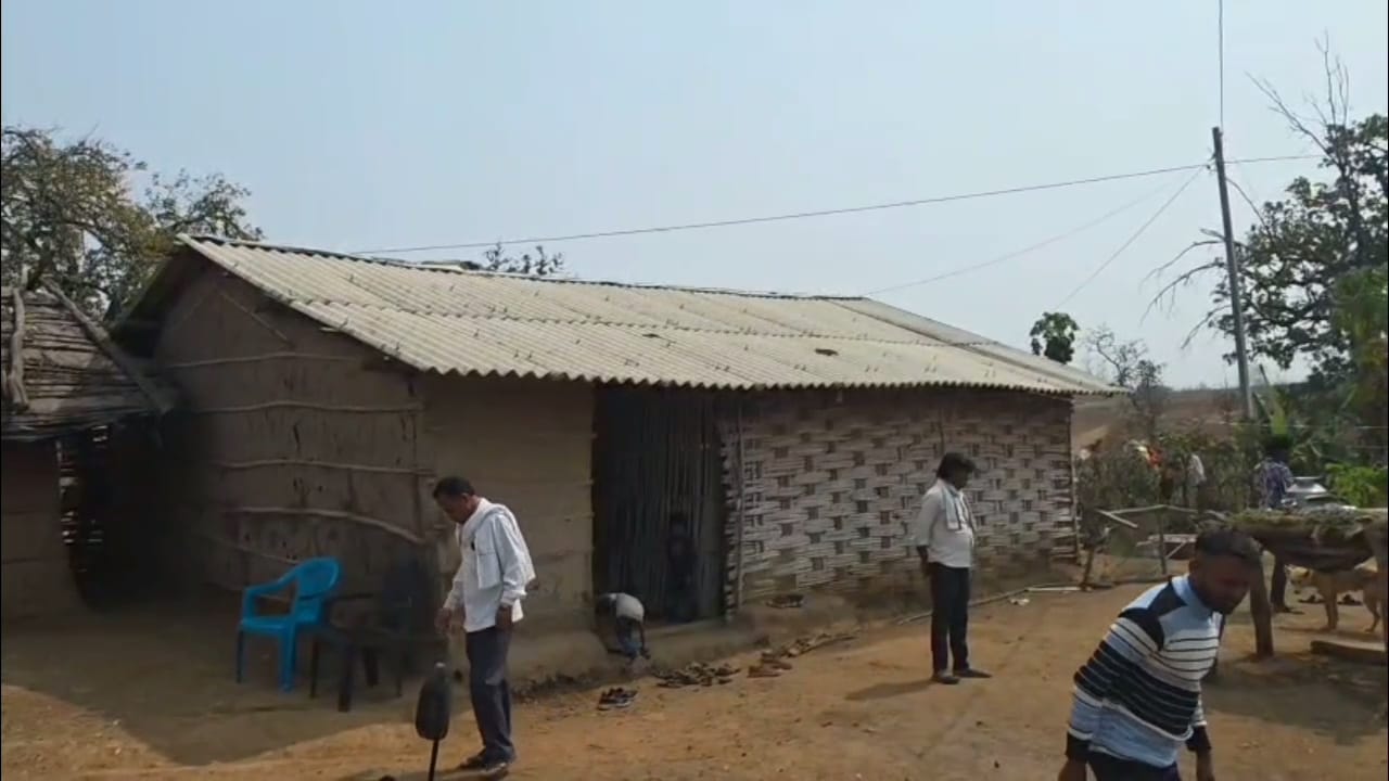 No teacher and school in MP village  Madhya Pradesh Education  MP Student crysis  Student of Village studying in hut