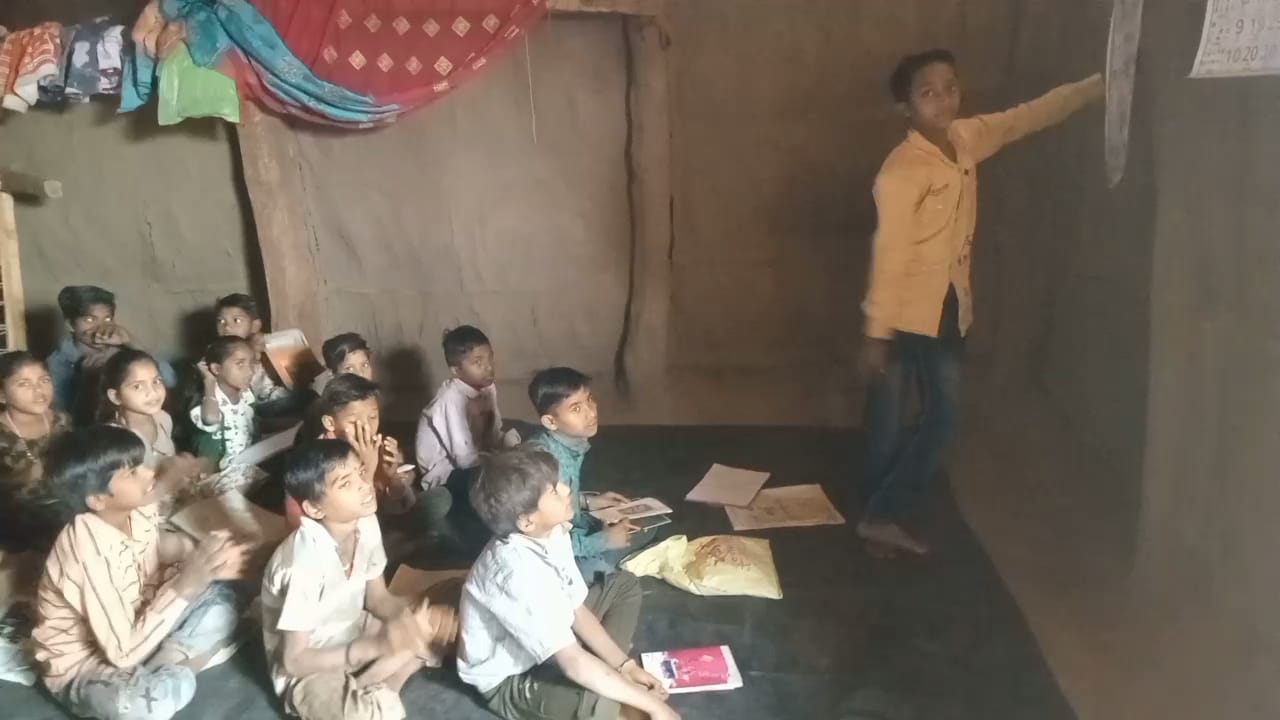 No teacher and school in MP village  Madhya Pradesh Education  MP Student crysis  Student of Village studying in hut