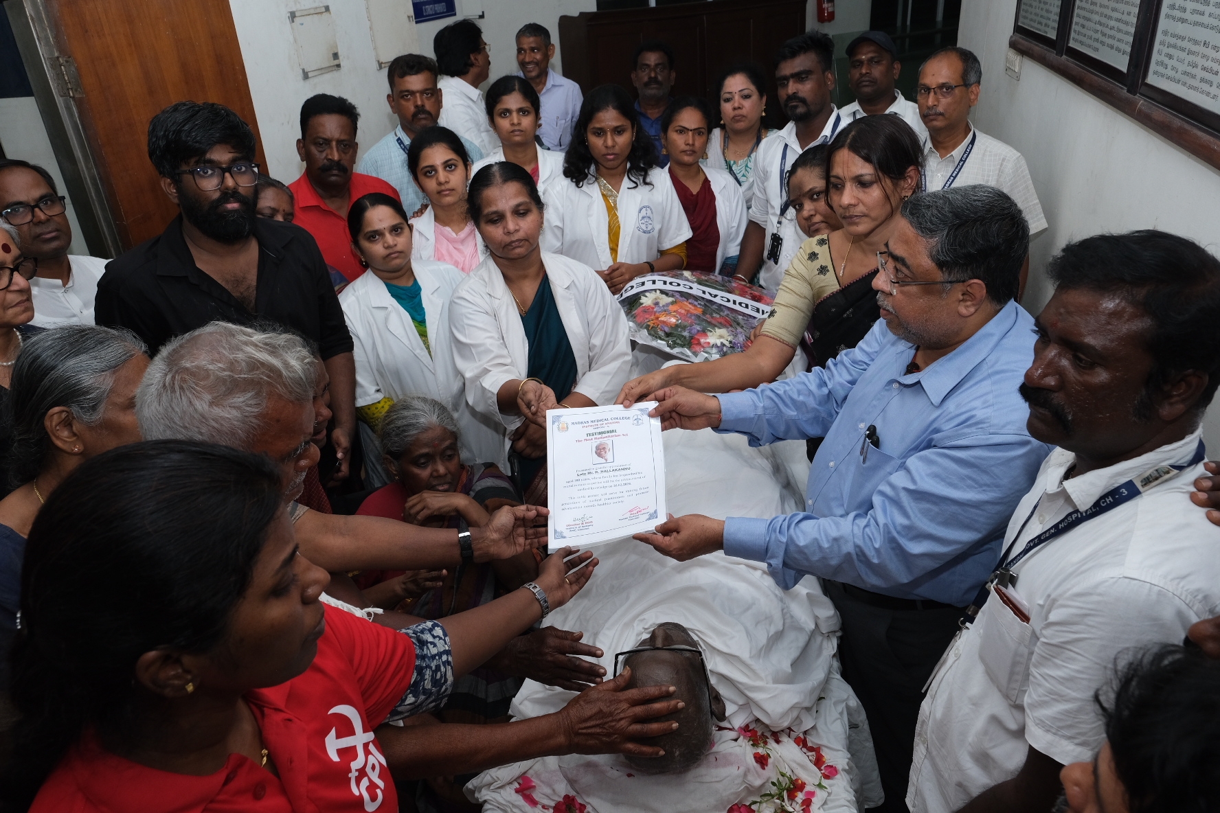 நல்லக்கண்ணு உடலை பெற்றுக்கொண்டதற்கான சான்றிதழ் அளிக்கும் சென்னை மருத்துவக் கல்லூரி முதல்வர் சாந்தாராமன்