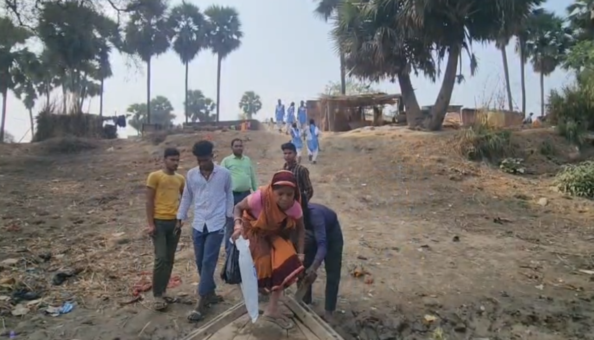 હોડીમાં નદી પાર કરીને જતા ગ્રામજનો