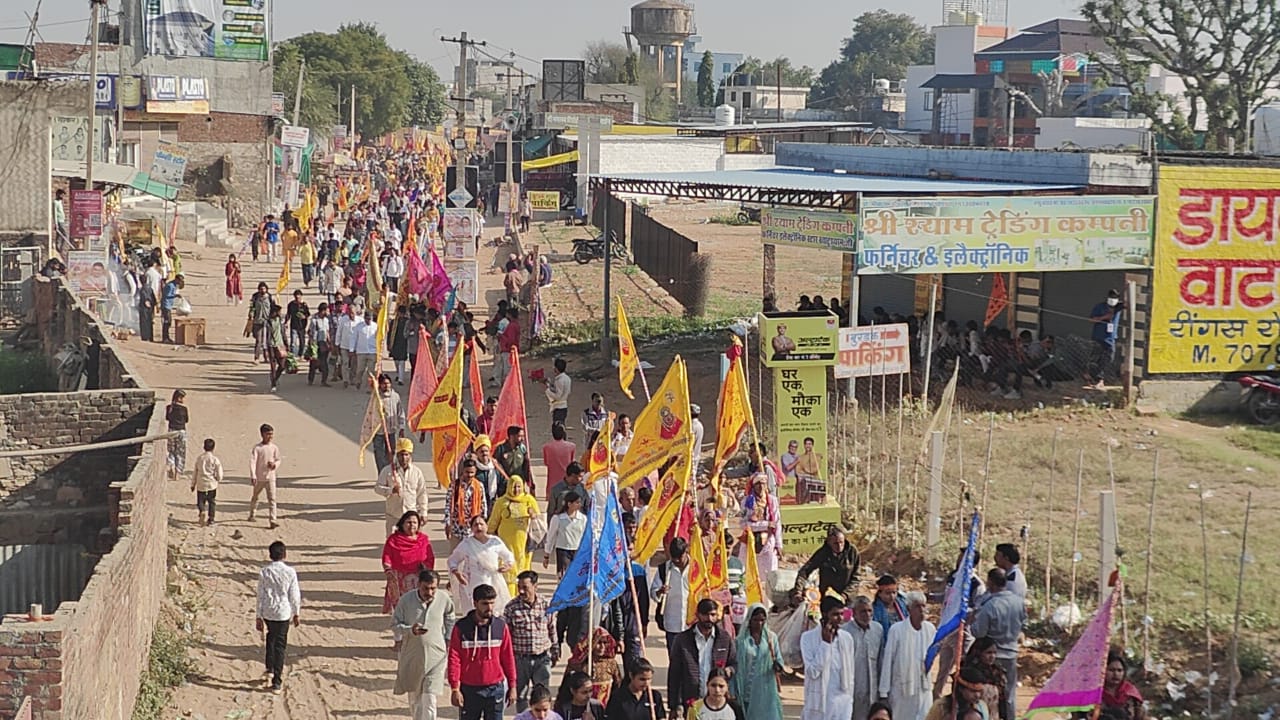 Devotees carrying Nissan