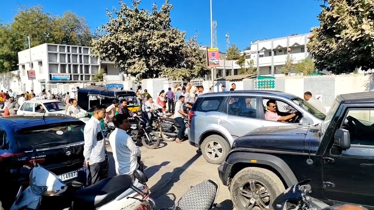 પરીક્ષા કેન્દ્રોમાં વાલીઓની ભીડ