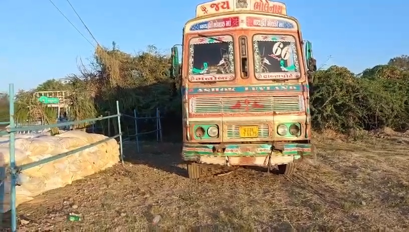 અમરેલી–ભાવનગર રેન્જમાં SMCની કાર્યવાહી; રાજુલાના ભચાદર નજીક ઈંગ્લીશ દારૂનું કટિંગ ઝડપાયું