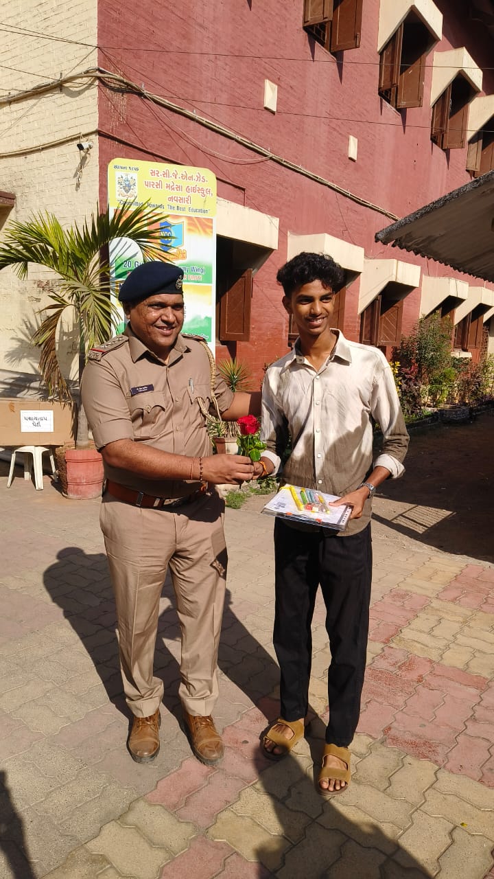 ગુલાબનું ફુલ આપી વિદ્યાર્થીઓને આવકારાયા