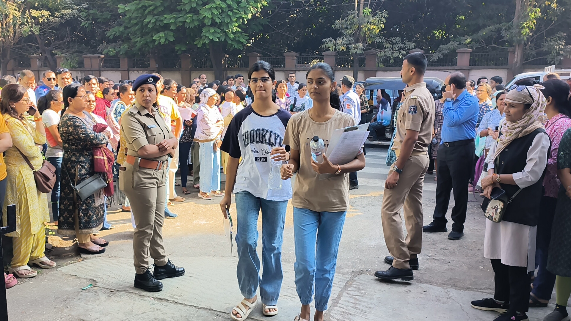 નવસારીમાં પરીક્ષા કેન્દ્ર બહાર વિદ્યાર્થીઓ