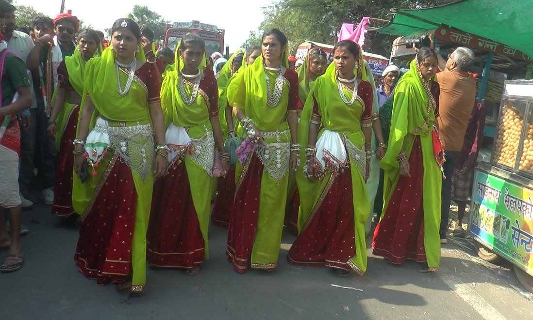 ભાતીગળ પહેરવેશમાં સજ્જ થઈ આદિવાસી યુવતીઓ