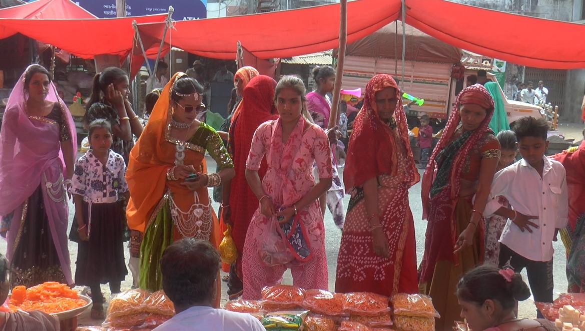 સાપ્તાહિક હાટમાં જીવન જરૂરિયાતની ચીજવસ્તુઓની ખરીદી કરતા લોકો