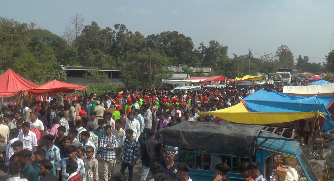 ભંગોરિયા મેળામાં મોટી સંખ્યામાં આદિવાસી લોકો ઉમટ્યા