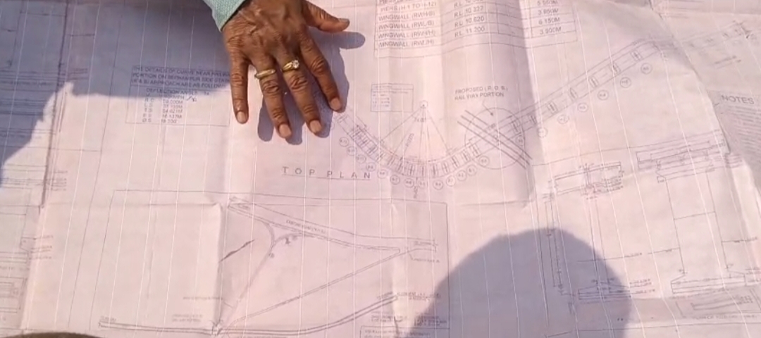 ଓଭରବ୍ରିଜ୍ ନିର୍ମାଣ ସମୟରେ ଡିପିଆର୍ ବଦଳାଇ ଯାଇଥିବା ଏବଂ ଓଭରବ୍ରିଜ୍ ର ତ୍ରୁଟି ରହିଥିବା ନେଇ ପ୍ରଶ୍ନ ଉଠିଥିଲା ।