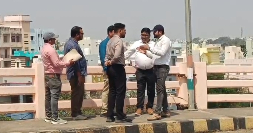 ପୂର୍ବରୁ ଏହି ଓଭରବ୍ରିଜ୍ ନିର୍ମାଣରେ ତ୍ରୁଟି କାରଣରୁ ବିଭିନ୍ନ ସମୟରେ ଦୁର୍ଘଟଣା ଘଟୁଥିବା ଅଭିଯୋଗ ହୋଇଆସୁଥିଲା ।