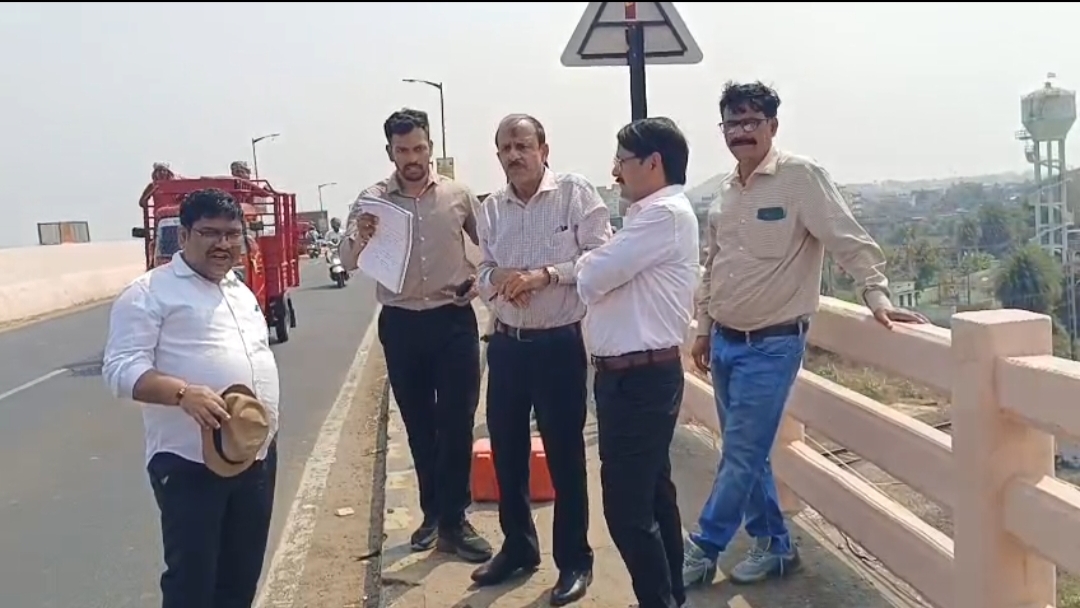 ଓଭରବ୍ରିଜ୍ ନିର୍ମାଣ ସମୟରେ ଡିପିଆର୍ ବଦଳାଇ ଯାଇଥିବା ଏବଂ ଓଭରବ୍ରିଜ୍ ର ତ୍ରୁଟି ରହିଥିବା ନେଇ ପ୍ରଶ୍ନ ଉଠିଥିଲା ।