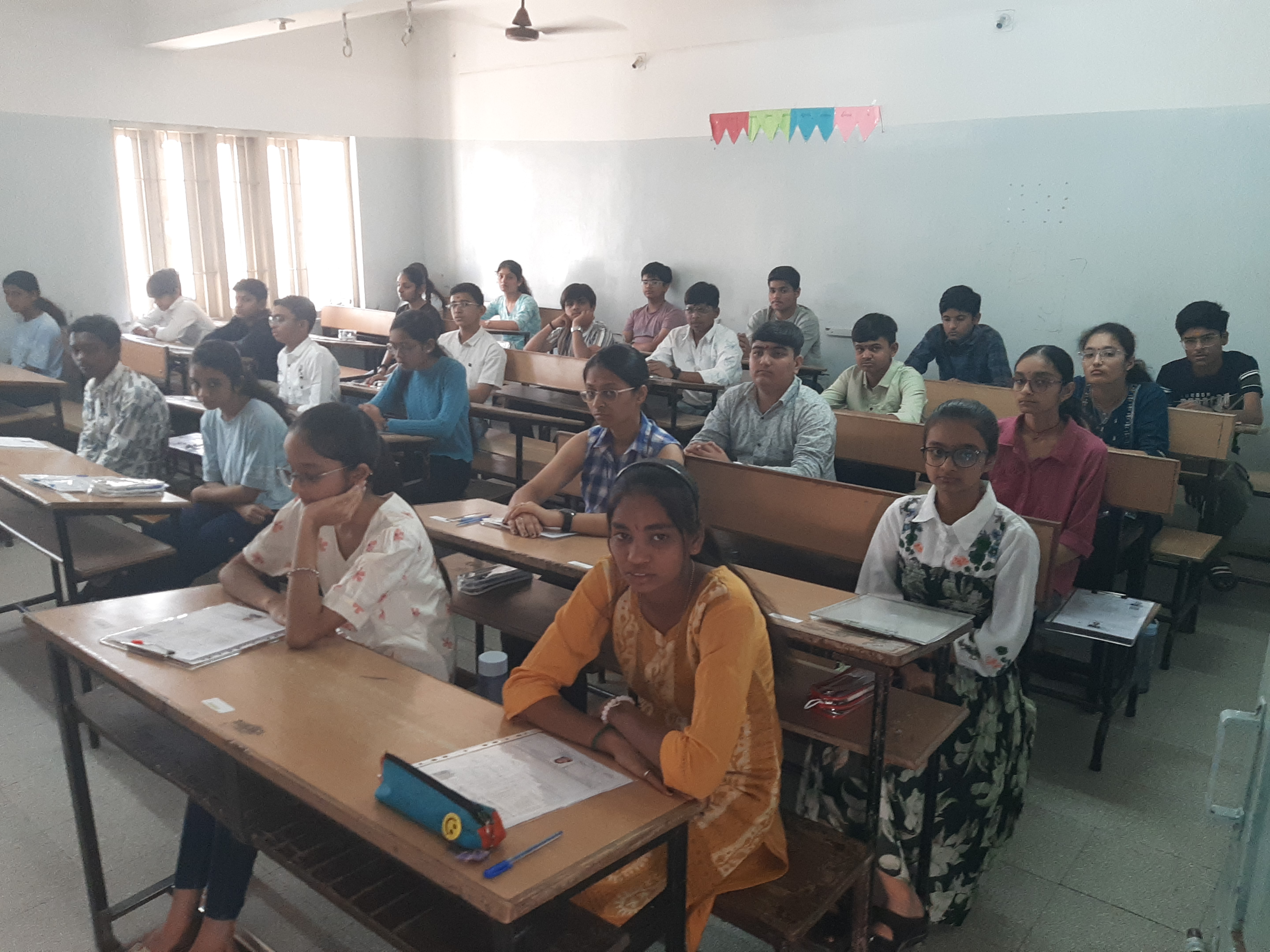 ભાવનગરમાં પરીક્ષા આપવા આવેલા વિદ્યાર્થીઓ