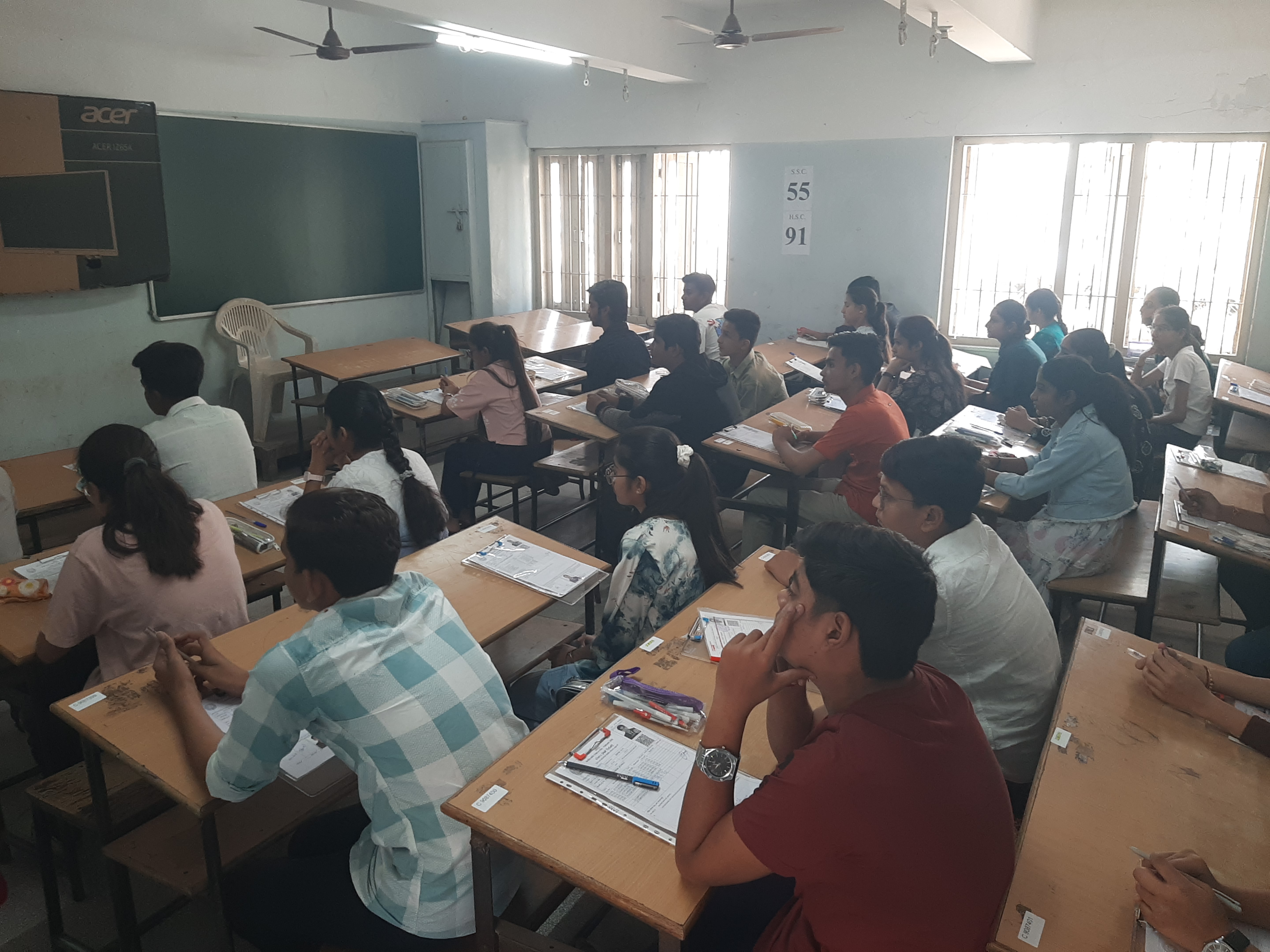 ભાવનગરમાં પરીક્ષા આપવા આવેલા વિદ્યાર્થીઓ