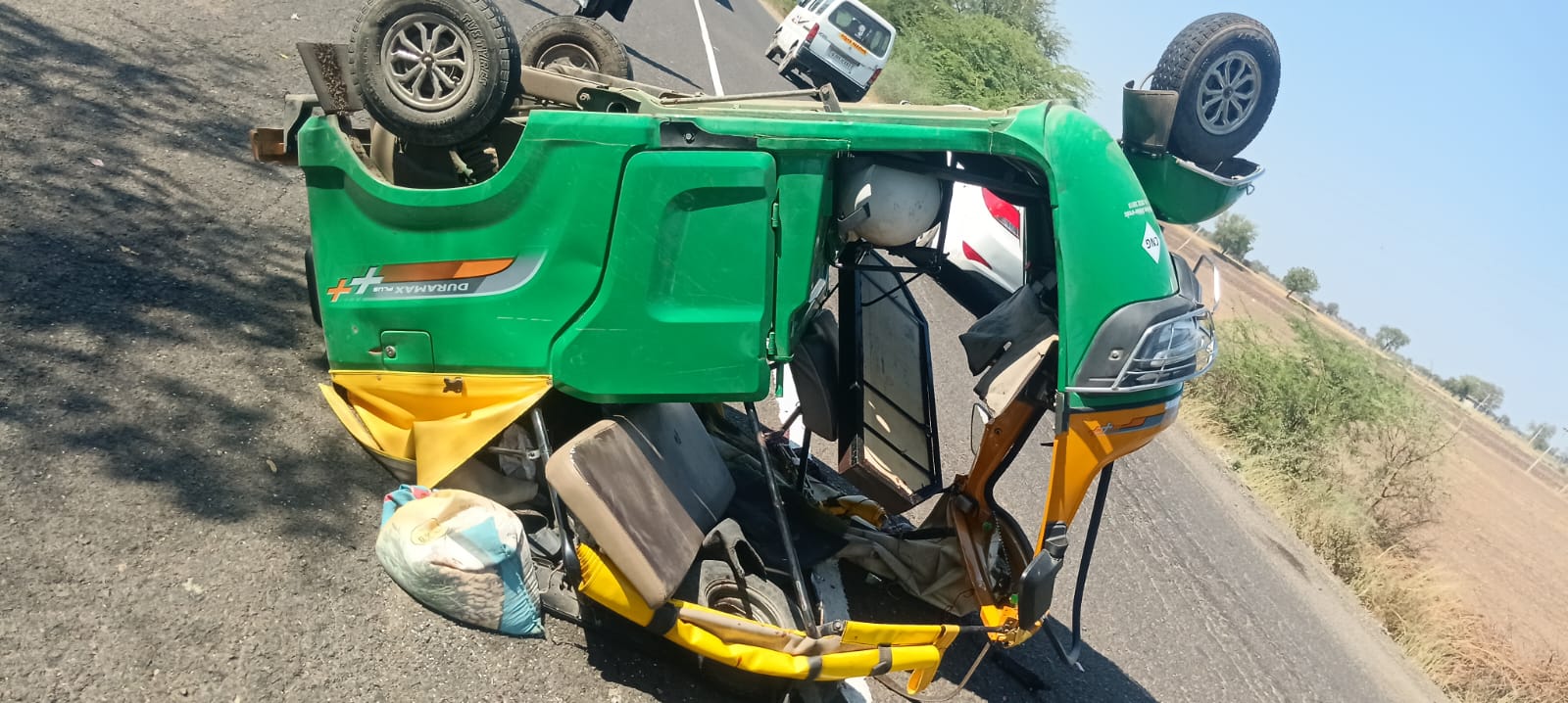 એસટી બસને ઓવરટેક કરવા જતાં ઓટો રીક્ષા પલ્ટી, 2 લોકોને ઈજા