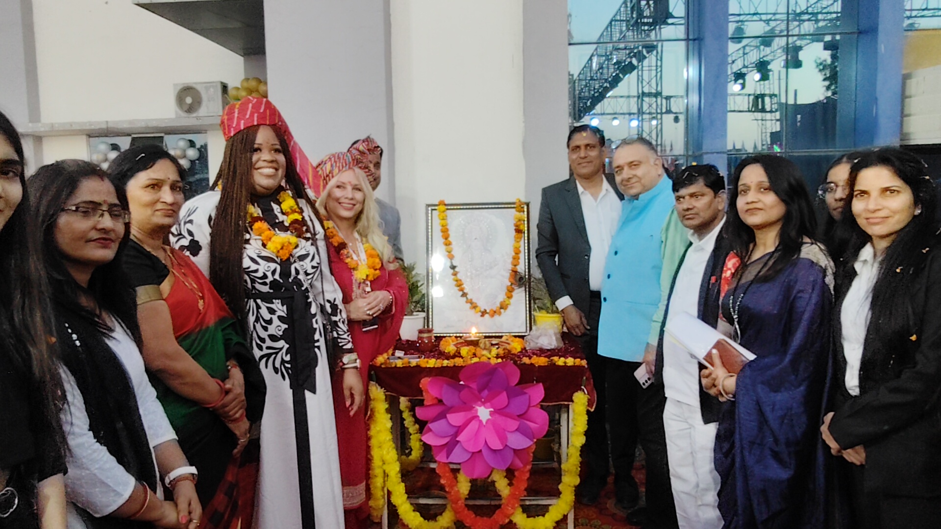 ग्रामीणों ने पारंपरिक अंदाज में मेहमानों का जोरदार स्वागत किया