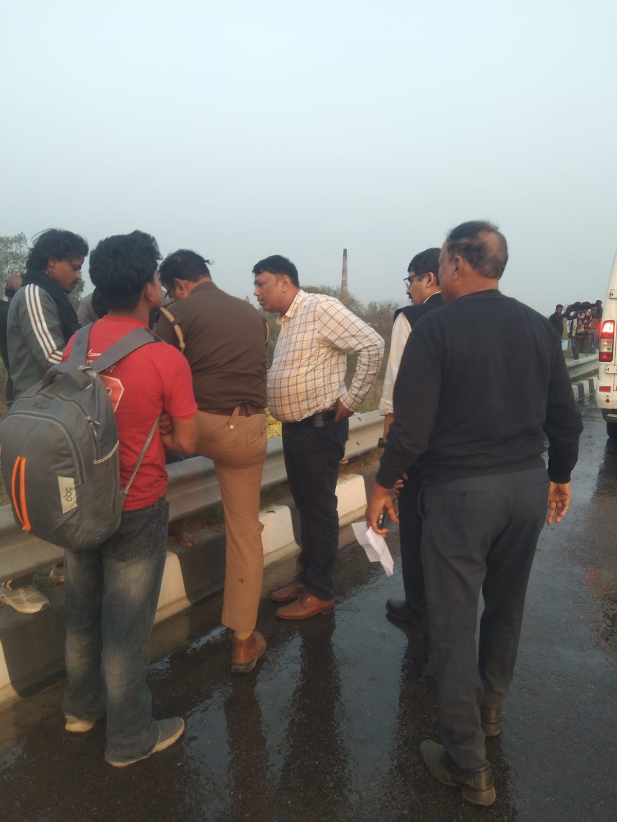 घटनास्थल पर जांच करते अधिकारी.