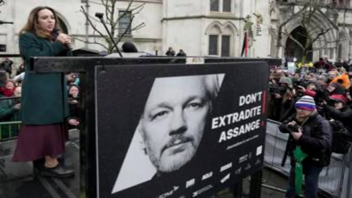 A London Court Will Rule on Whether WikiLeaks Founder Assange Can Challenge Extradition to the US WikiLeaks founder Julian Assange is facing 17 espionage and one computer misuse charges for allegedly encouraging and helping U.S. Army intelligence analyst Chelsea Manning steal diplomatic cables and military files that WikiLeaks published.