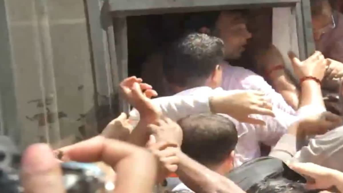 Delhi: 57 BJP workers detained during party's march to demand Kejriwal's resignation Delhi: 57 BJP workers detained during party's march to demand Kejriwal's resignation