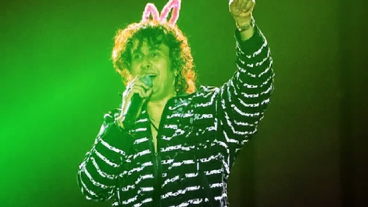 sonu nigam denies stone pelting at delhi college event