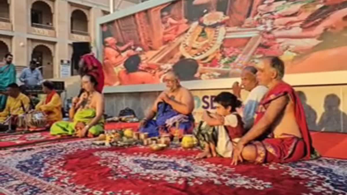 विश्वनाथ धाम स्थित शंकराचार्य चौक पर कलाकारों ने दी प्रस्तुति