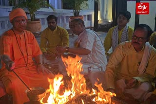 CM योगी ने किया हवन.