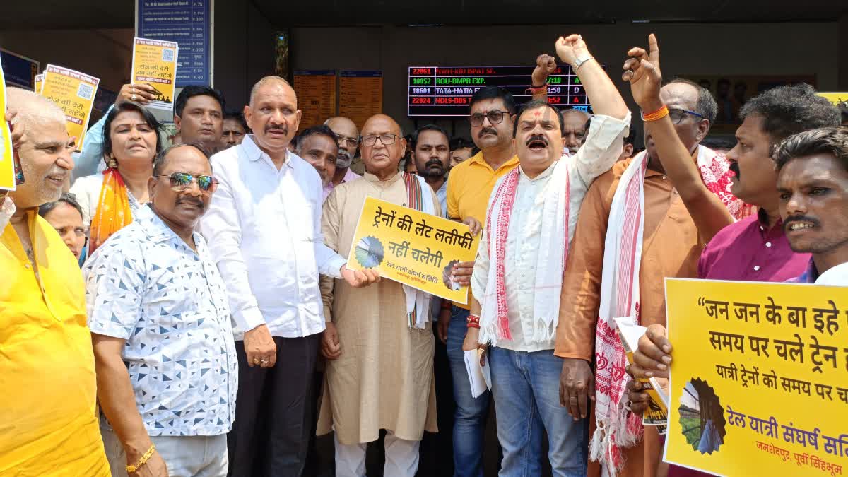जमशेदपुर में ट्रेन की लेट लतीफी के खिलाफ आंदोलन, सरयू राय ने कहा रेल  प्रशासन नहीं माना तो हैं और भी रास्ते