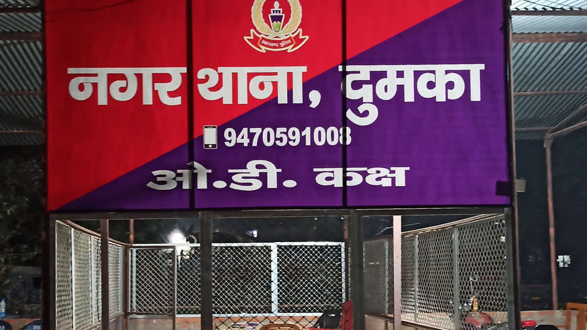 सड़क पर गिरे पेड़ से टकराकर बाइक सवार दो युवकों की मौत, घरेलू विवाद में किशोरी ने की आत्महत्या, पुलिस कर रही मामले की जांच - Road accident in Dumka Road accident in Dumka