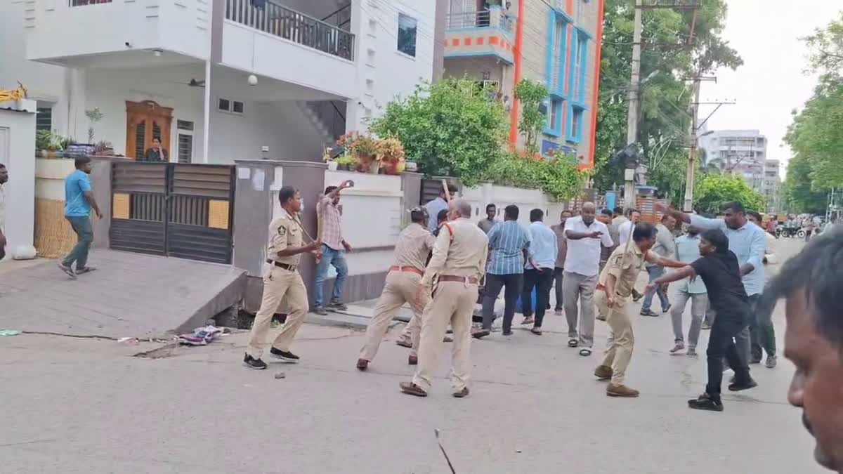 Police Lathi Charge At SS Mall in Proddatur