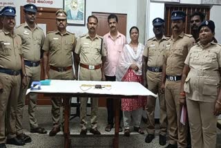 மீட்கப்பட்ட நகைகளுடன் போலீசார்