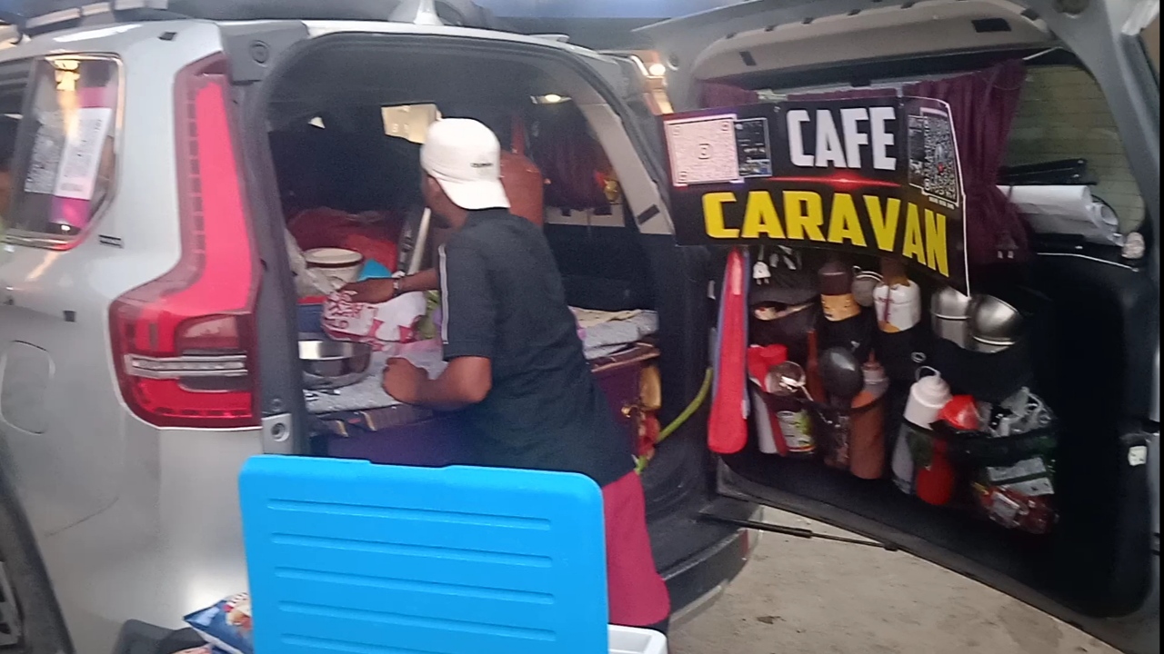 COUPLE TEA SHAKES STALL