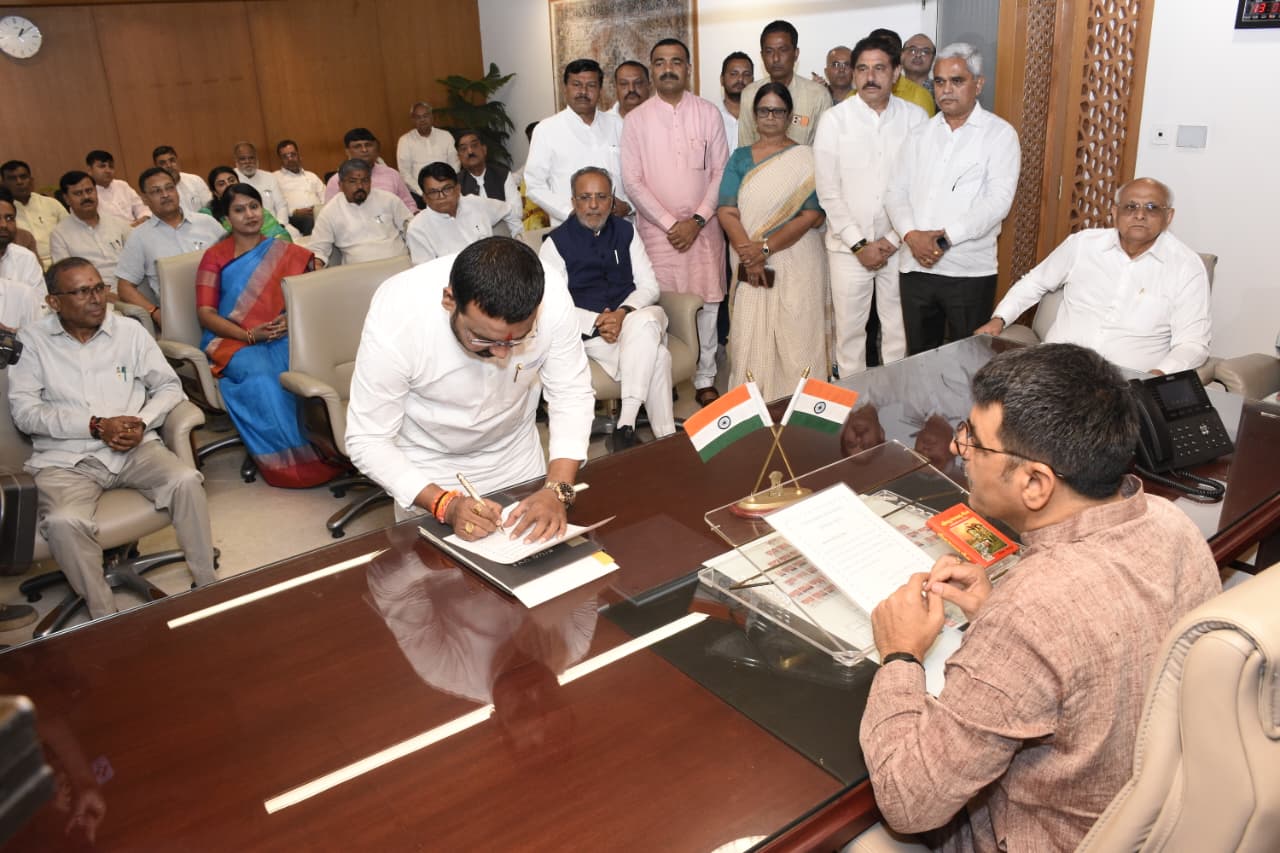 ઉમરેઠના નવા ચૂંટાયેલા ધારાસભ્ય હર્ષદ પરમારે વિધાનસભાના સભ્ય તરીકે શપથ લીધા