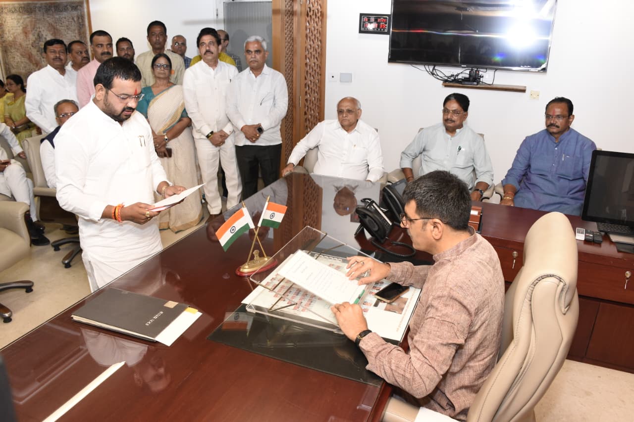 ઉમરેઠના નવા ચૂંટાયેલા ધારાસભ્ય હર્ષદ પરમારે વિધાનસભાના સભ્ય તરીકે શપથ લીધા