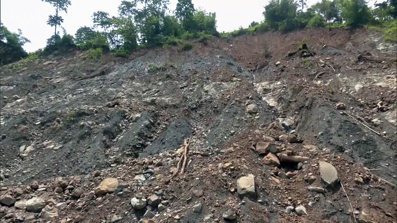 A massive landslide blocked National Highway 13 connecting Itanagar to Yachuli in Arunachal Pradesh due to heavy rains and flash floods at Keyi Panyor.