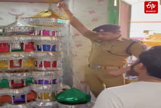 ताजियों की ऊंचाई नापते  एएसपी देहात अनुज चौधरी.