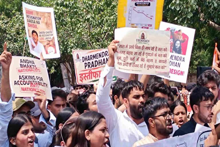 नई दिल्ली में हुए प्रदर्शनों में भी धर्मेंद्र प्रधान के इस्तीफे की मांग हुई।