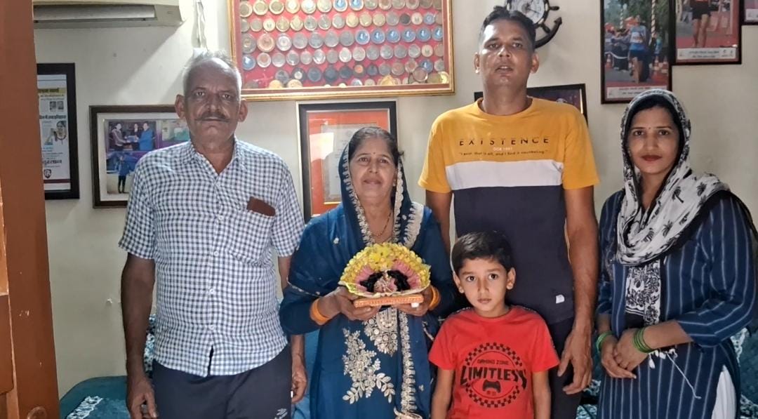 पारुल चौधरी के माता-पिता और भैया-भाभी-भतीजा.