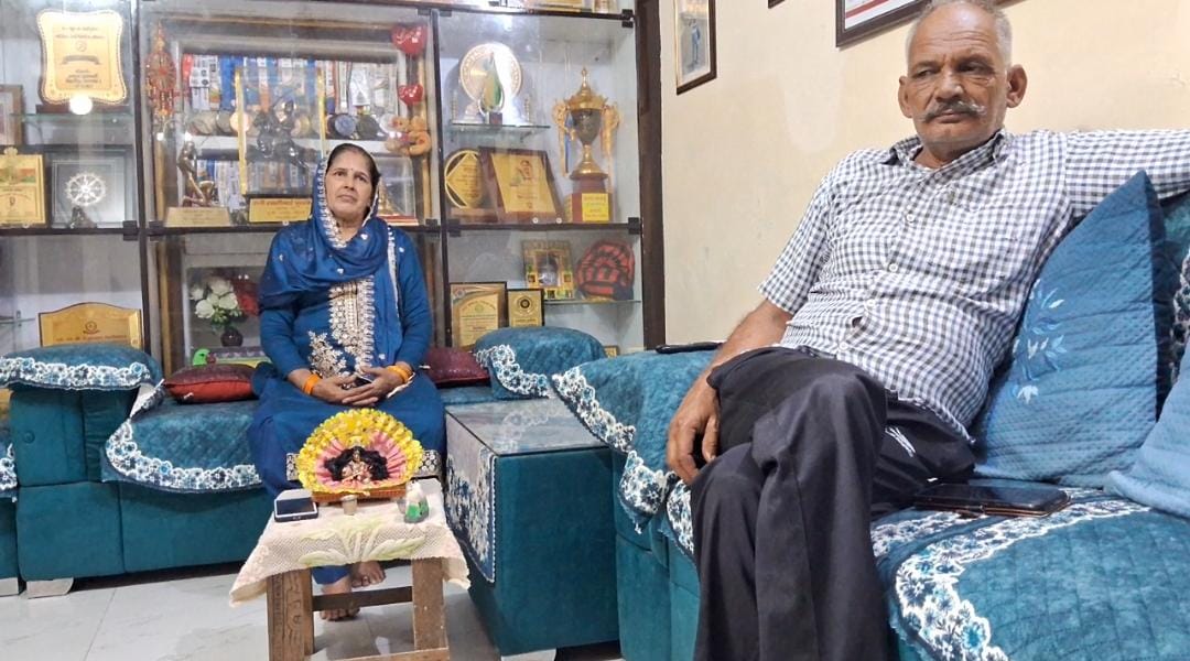 पारुल चौधरी के माता-पिता.