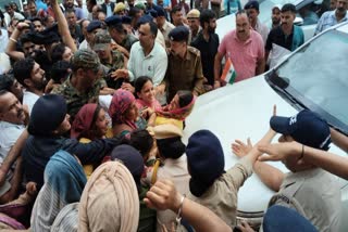 FIR on STOPPING CABINET MINISTER CONVOY IN SERAJ