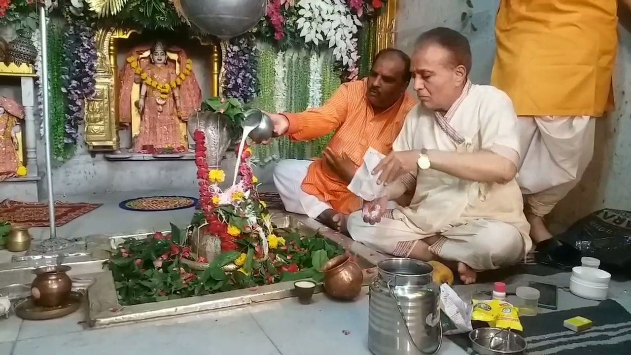 શિવ ભક્ત શ્રાવણ મહિનામાં મહાદેવને પ્રસાદ રૂપે ખીર સાથે પવિત્ર જળ અને બિલિપત્રથી અભિષેકનો મહિમા